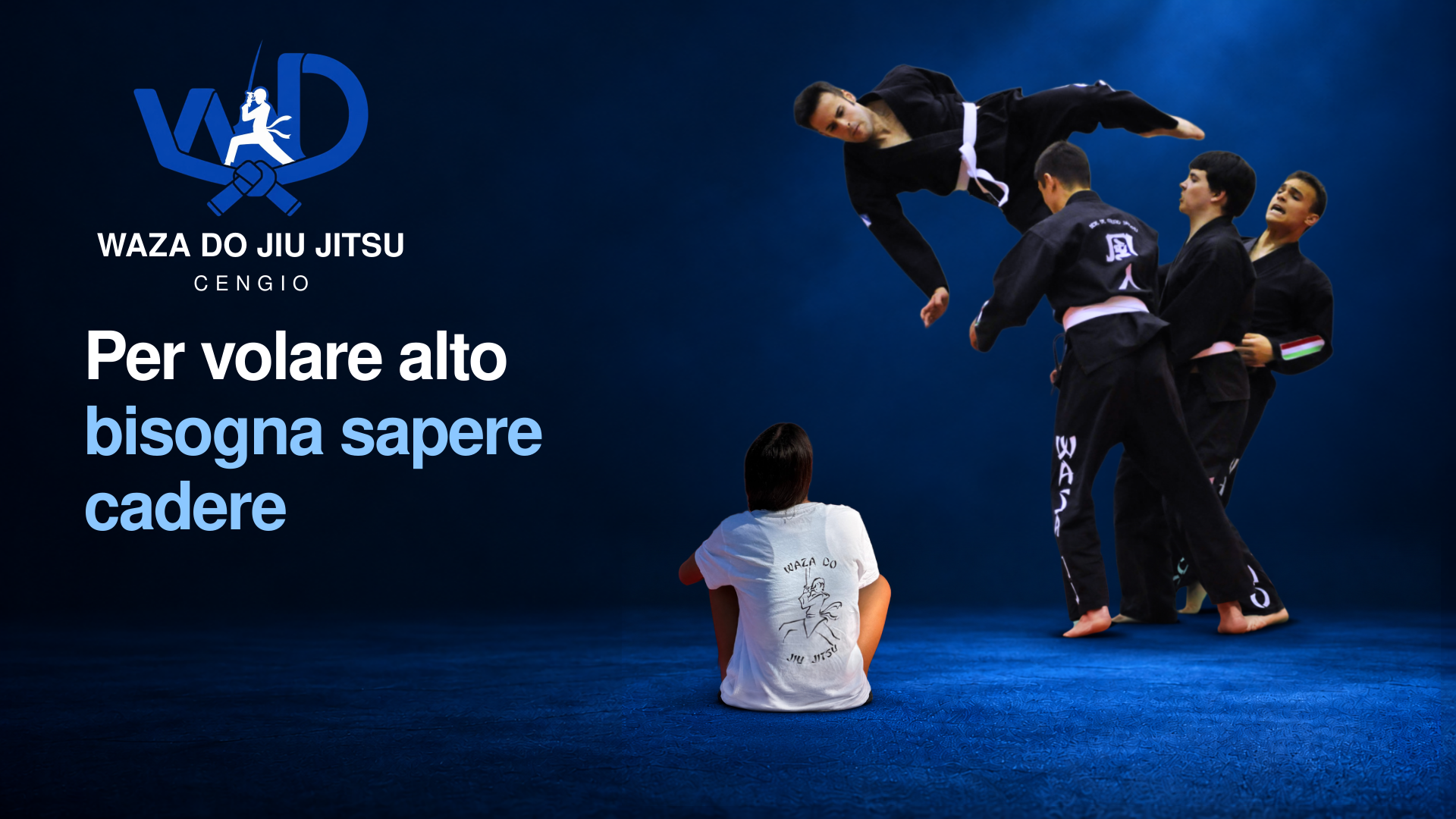Logo W/D completo e foto originale della dimostrazione Waza Do: quattro ragazzi in kimono nero e un’allieva seduta, con la frase riportata nel titolo