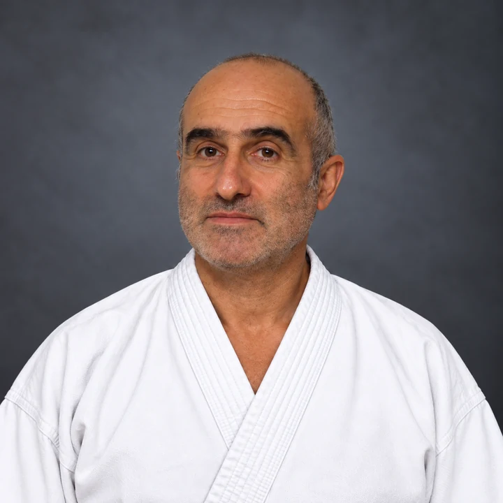 Fernando Ieno, in kimono bianco