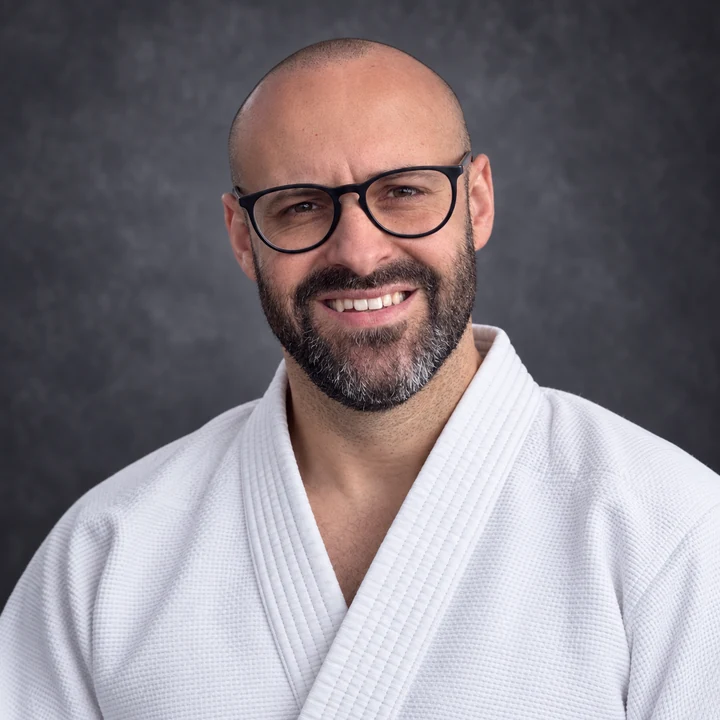 Jacopo Rovea, in kimono bianco