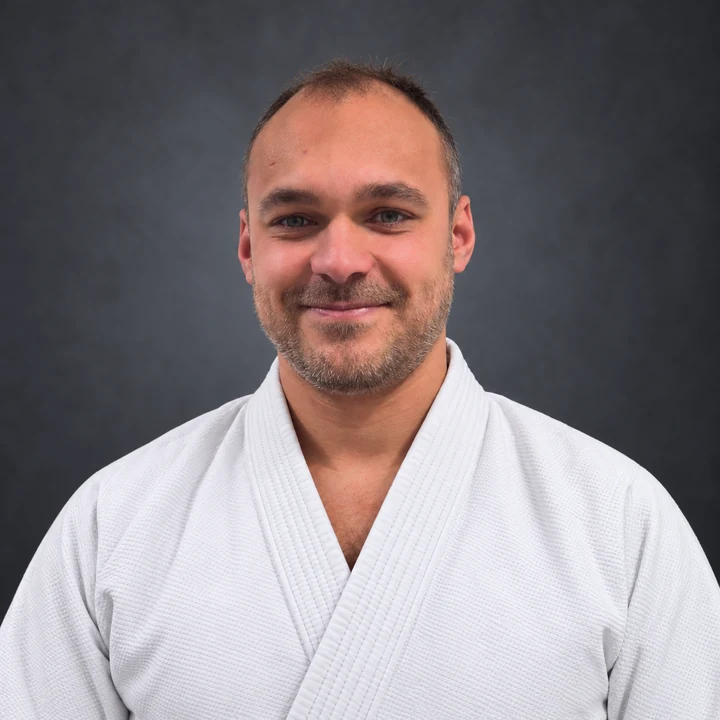 Luigi Ritorno, in kimono bianco