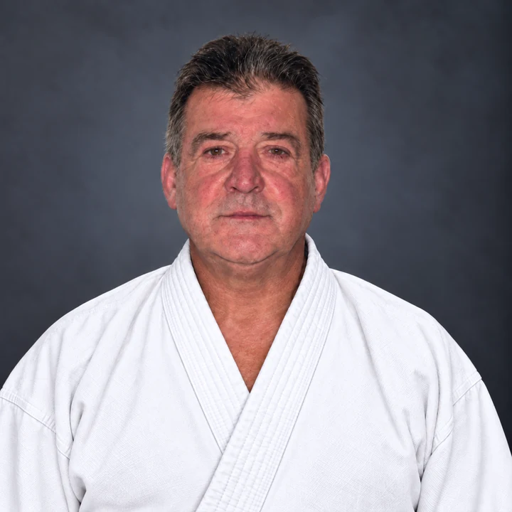 Massimo Ottone, in kimono bianco