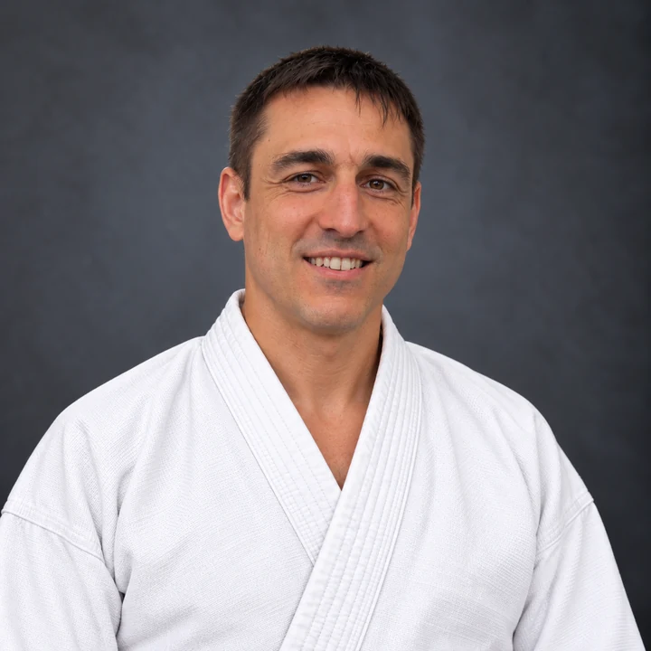Matteo Rovea, in kimono bianco