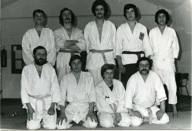 Allievi della Waza Do in kimono, in una fotografia di gruppo dell’archivio della scuola