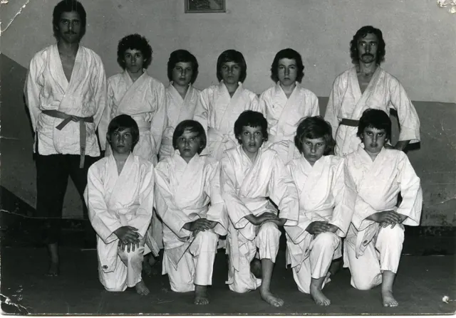 Maestri e allievi riuniti sul tatami per una foto di gruppo · Archivio Waza Do Cengio