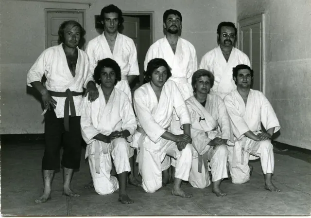 Un gruppo di giovani allievi insieme al proprio insegnante · Archivio Waza Do Cengio
