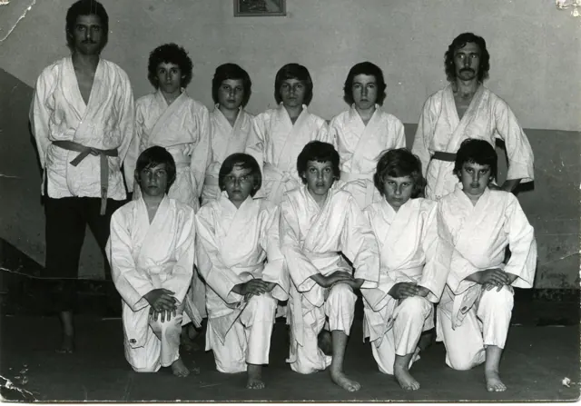 Bambini e adulti in kimono posano insieme in palestra · Archivio Waza Do Cengio