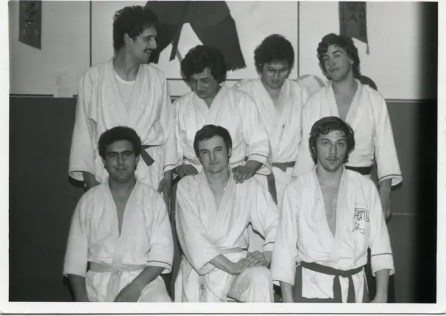 Un gruppo di praticanti con le cinture nere · Archivio Waza Do Cengio