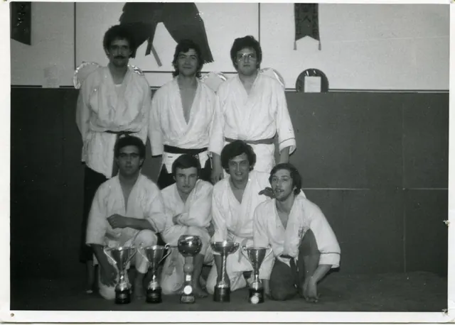 Gli atleti della scuola posano insieme alle coppe conquistate · Archivio Waza Do Cengio