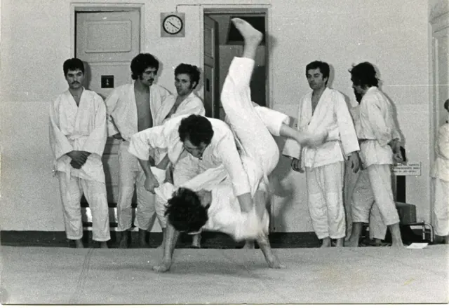 Una dimostrazione di proiezione davanti agli altri allievi · Archivio Waza Do Cengio