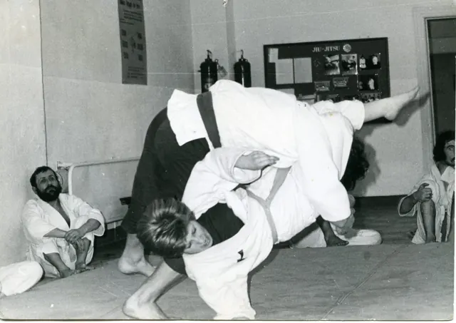 Un praticante proietta il compagno durante un esercizio · Archivio Waza Do Cengio