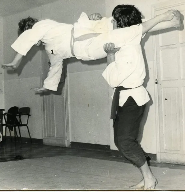 Due praticanti eseguono una tecnica dinamica di Jiu Jitsu · Archivio Waza Do Cengio