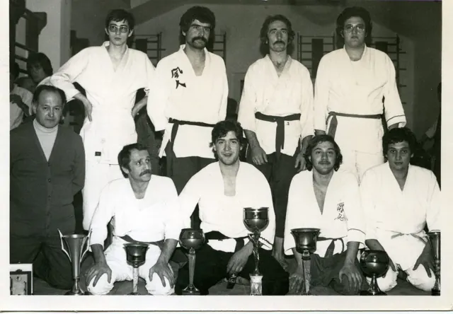 Atleti e insegnanti posano con le coppe vinte · Archivio Waza Do Cengio