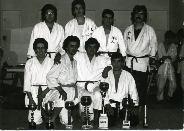 Un gruppo di atleti con i trofei della scuola · Archivio Waza Do Cengio