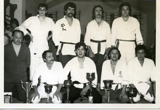 Atleti della Waza Do in una fotografia di gruppo con le coppe · Archivio Waza Do Cengio