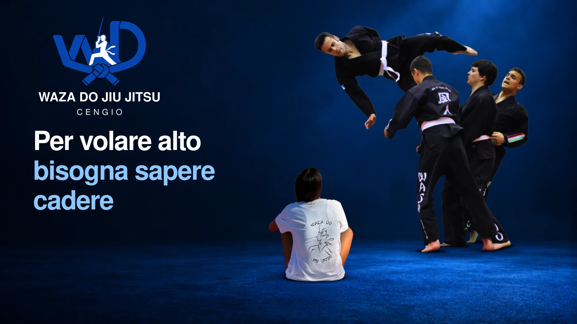 Logo W/D completo e foto originale della dimostrazione Waza Do: quattro ragazzi in kimono nero e un’allieva seduta, con la frase riportata nel titolo